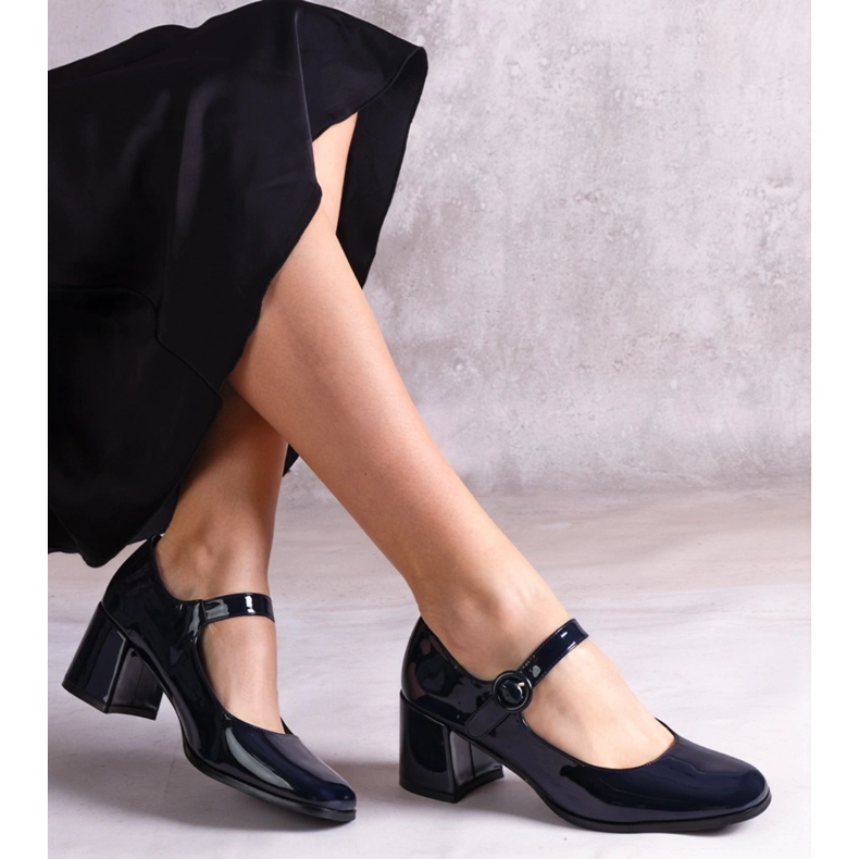 Navy blue varnished pumps with a strip on the post 2