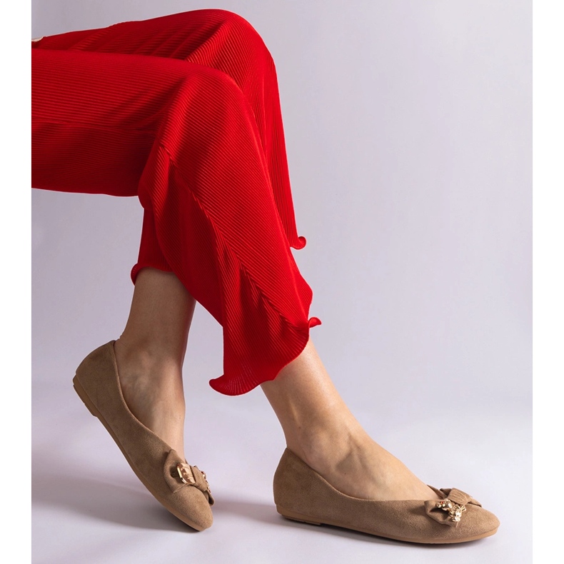 Beige ballet flats decorated with a bow and brooch 1 Beige ballet flats decorated with a bow and brooch 1