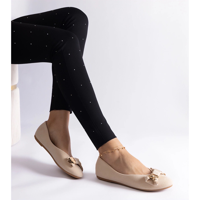 Beige ballet flats decorated with a bow and brooch 1