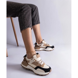 Beige sneakers decorated with an animal motif 1