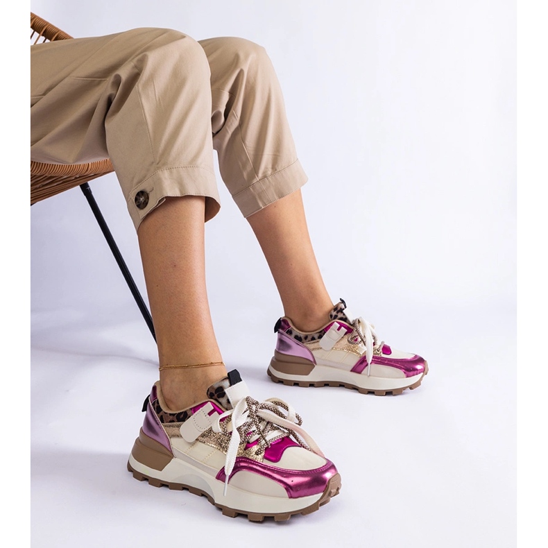 Pink sneakers decorated with an animal motif 1