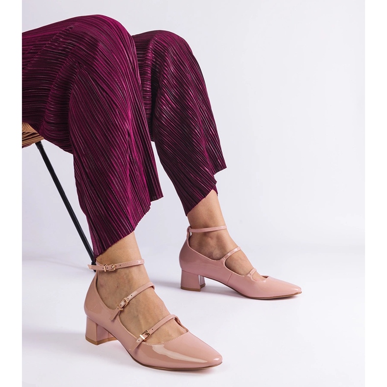 Beige pumps varnished with a belt 1