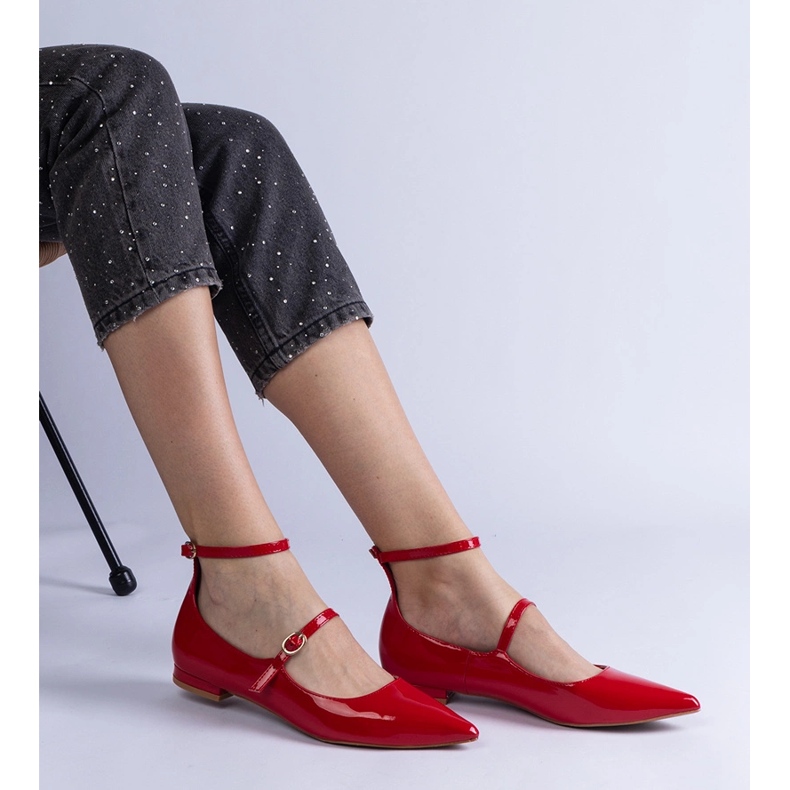 Red flat -heeled pumps with buckles 2