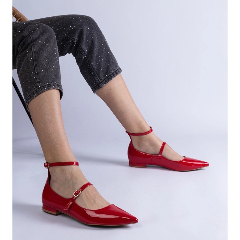 Red flat -heeled pumps with buckles 1