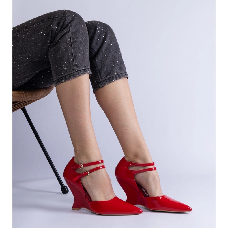 Red pumps varnished on wedge with buckles 2