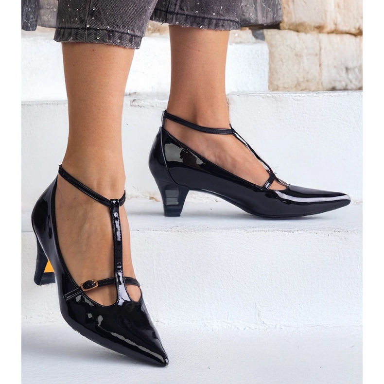 Black pumps varnished on a low pile with buckles 1