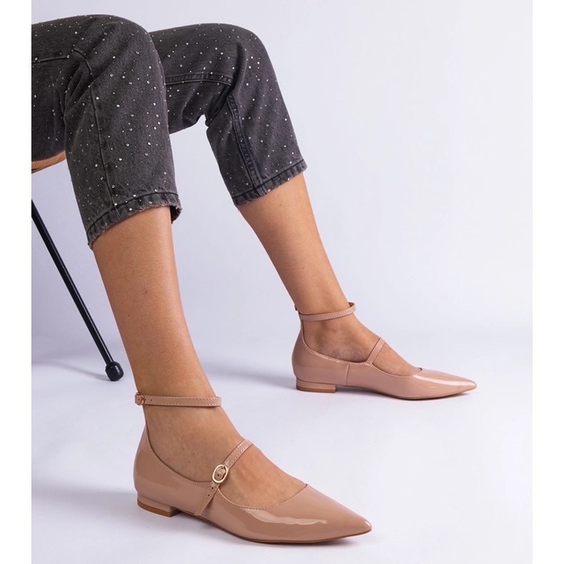 Beige pumps varnished with flat heels with beige buckles 1