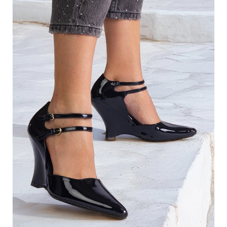 Black pumps varnished on wedges with buckles 1