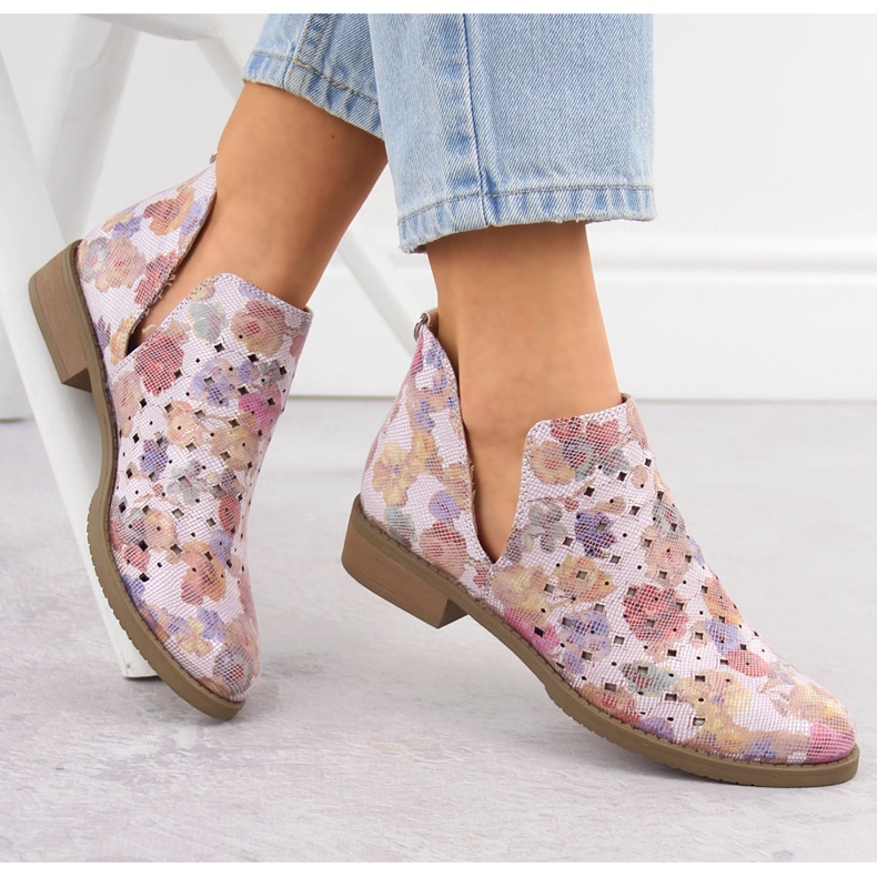 Women's openwork boots inserted into white flowers M. Daszyński SA62-102 1