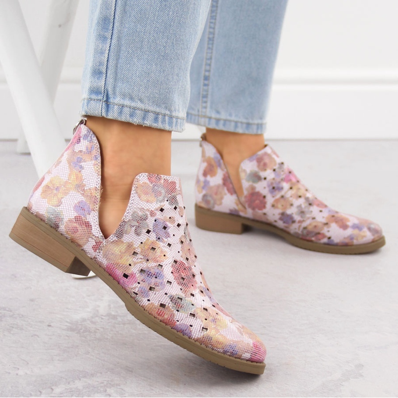 Women's openwork boots inserted into white flowers M. Daszyński SA62-102 2