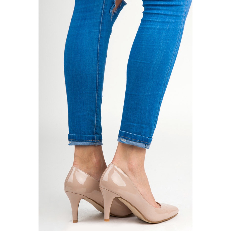 Vinceza Beige lacquered pumps 1
