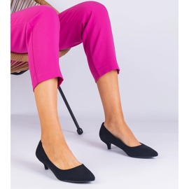 Black pumps from Ekozamsz on a low high heel 1