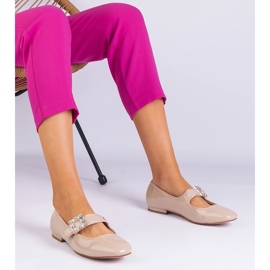 Beige varnished ballerinas decorated with a clamp 1 Beige varnished ballerinas decorated with a clamp 1