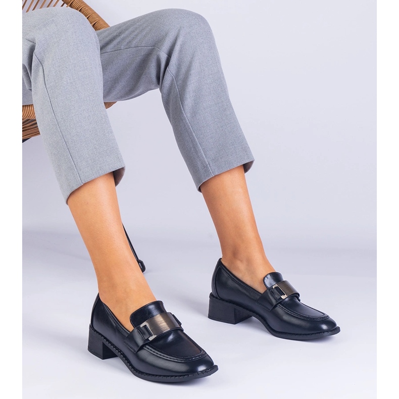 Black pumps on a low post with a metallic decoration 1