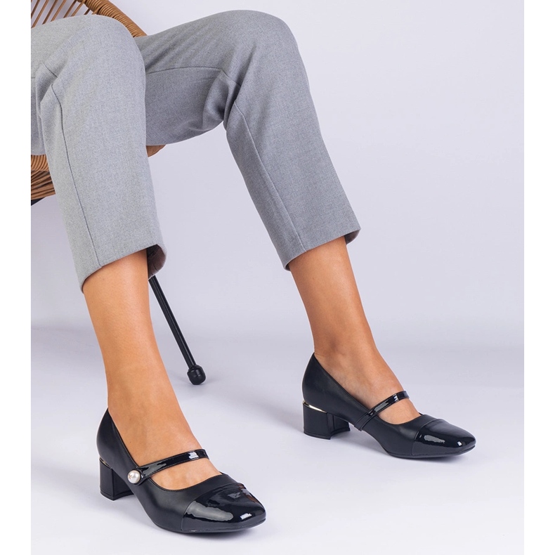 Black pumps on the post with a varnished toe 1