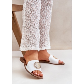 Leather flaps with flat -heeled decoration Zazoo 3047/O white 2 Leather flaps with flat -heeled decoration Zazoo 3047/O white 2