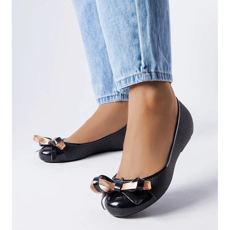 D/GMR Black ballerinas decorated with a Harlingen bow 1 D/GMR Black ballerinas decorated with a Harlingen bow 1