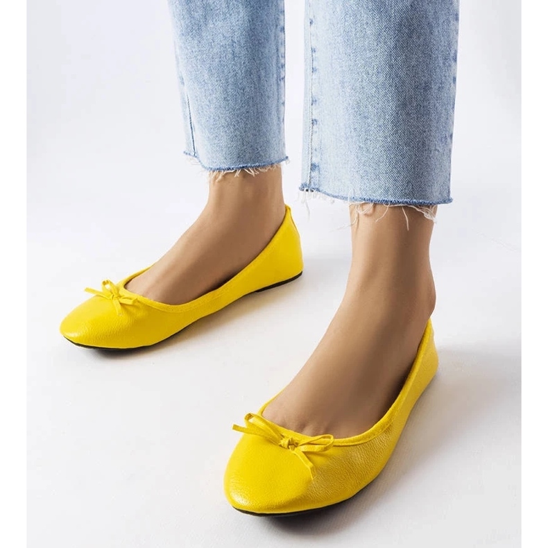 D/GMR Yellow ballerinas decorated with a Vaillancour bow 1