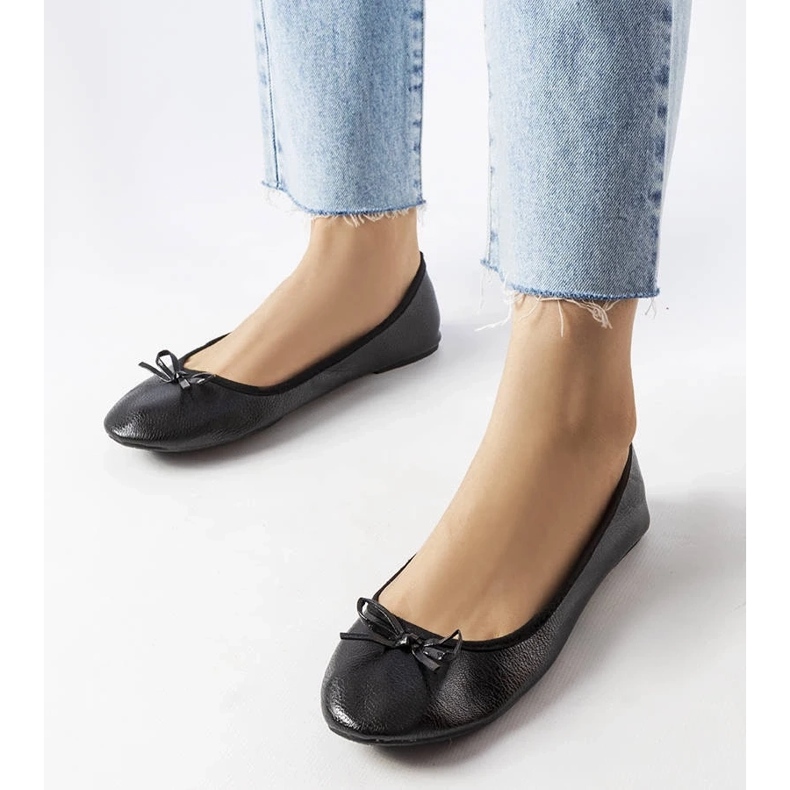 D/GMR Black ballerinas decorated with a Vaillancour bow 1