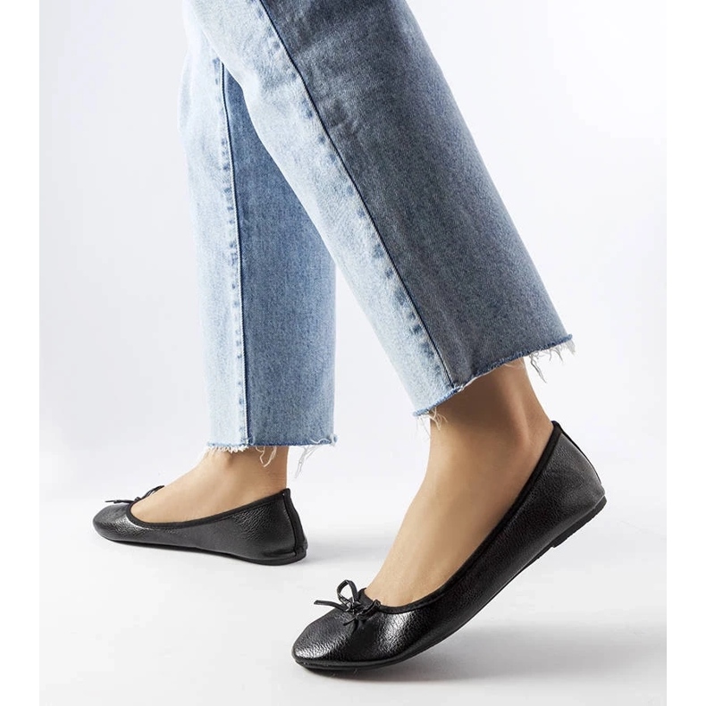 D/GMR Black ballerinas decorated with a Vaillancour bow 2