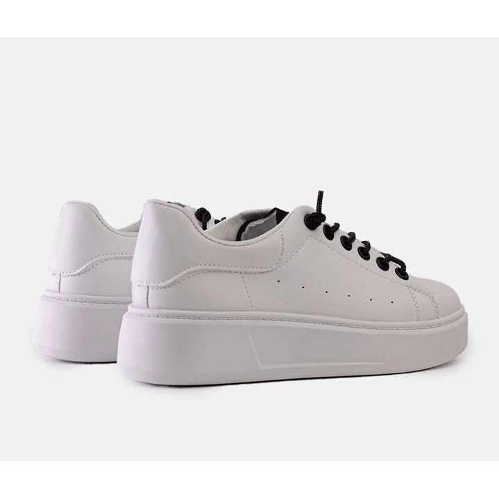 D/CEO White sneakers with eye-catching Asmait decoration 2