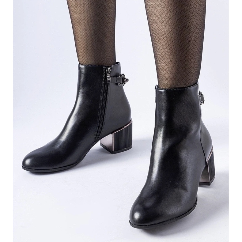 D/CEO Black ankle boots decorated with a Fenughedu chain 2