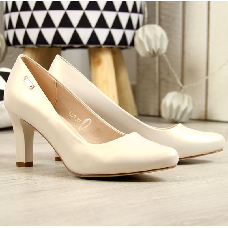 Pumps on the Sergio Leone beige post 1
