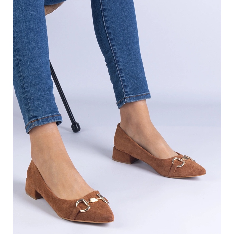 Brown pumps from Ekozamsz with a golden decoration 1