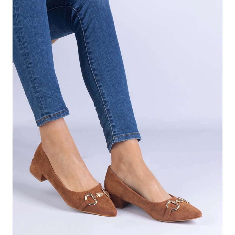 Brown pumps from Ekozamsz with a golden decoration 2