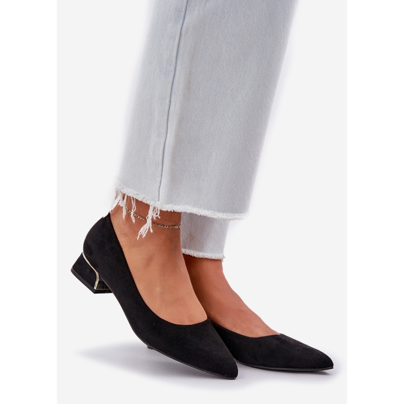 Pumps with low heels and pointed toes black 1