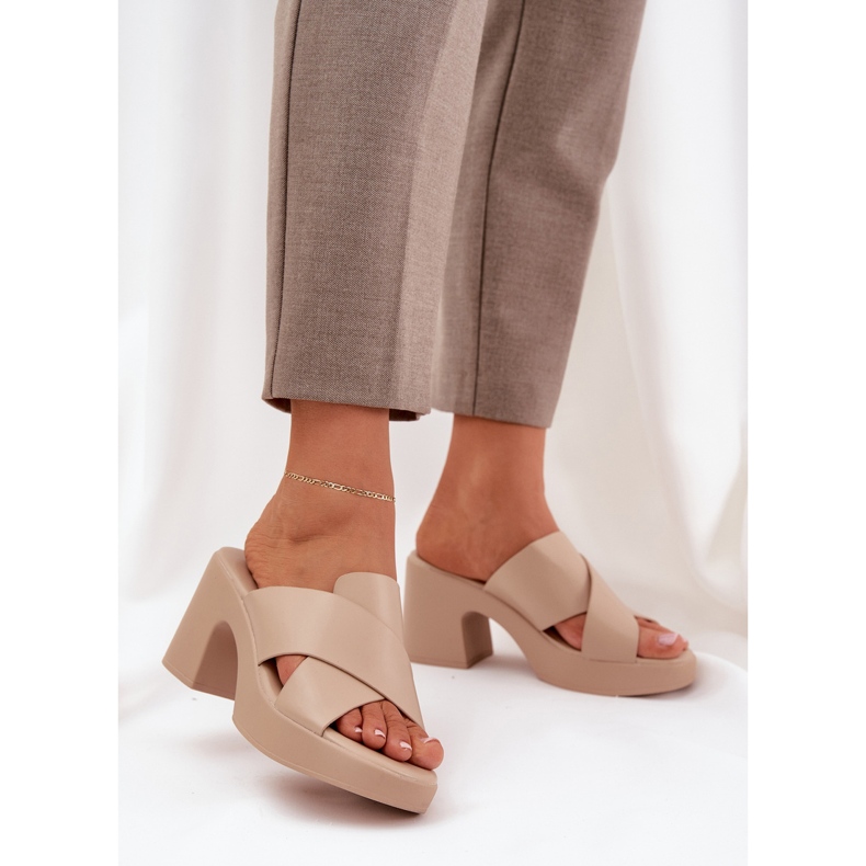 Lightwear flip -flops on the Eco Leather Post beige 2