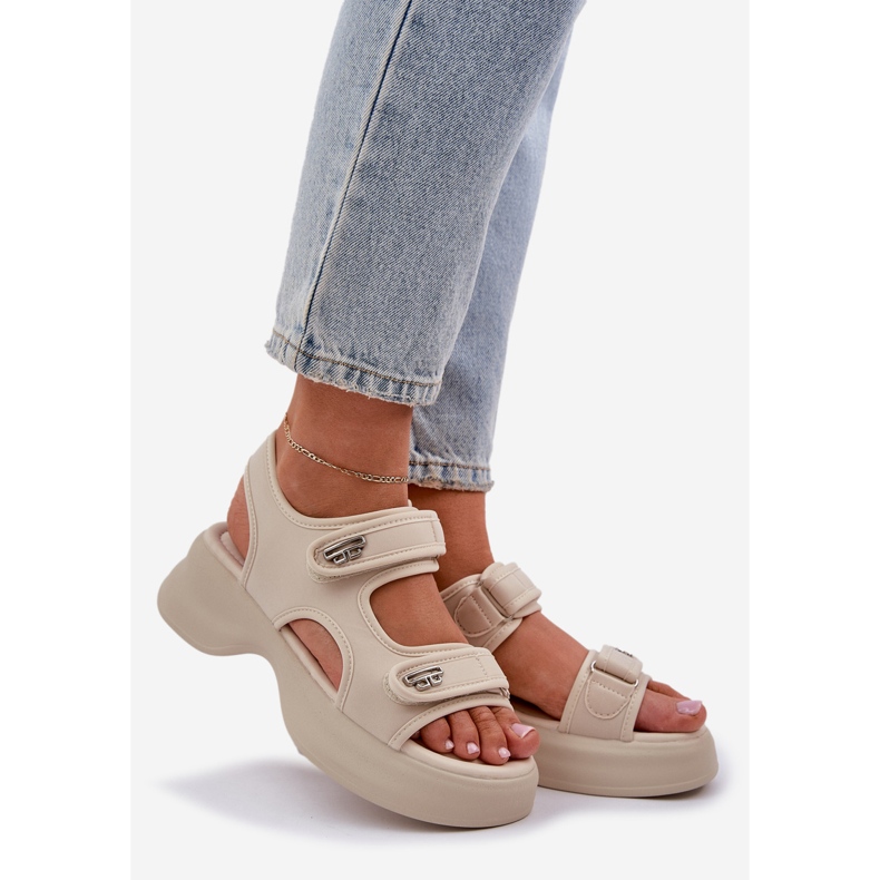 Lightweight material sandals on the light beige platform 1