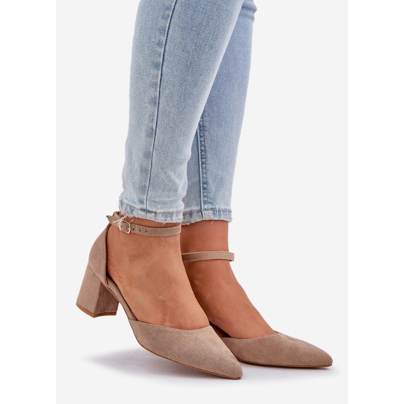 Suede pumps on the dark -sized post beige 1