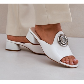 Jezzi Elegant women's low -heels with a white decoration 3