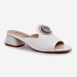 Jezzi Elegant women's low -heels with a white decoration 4