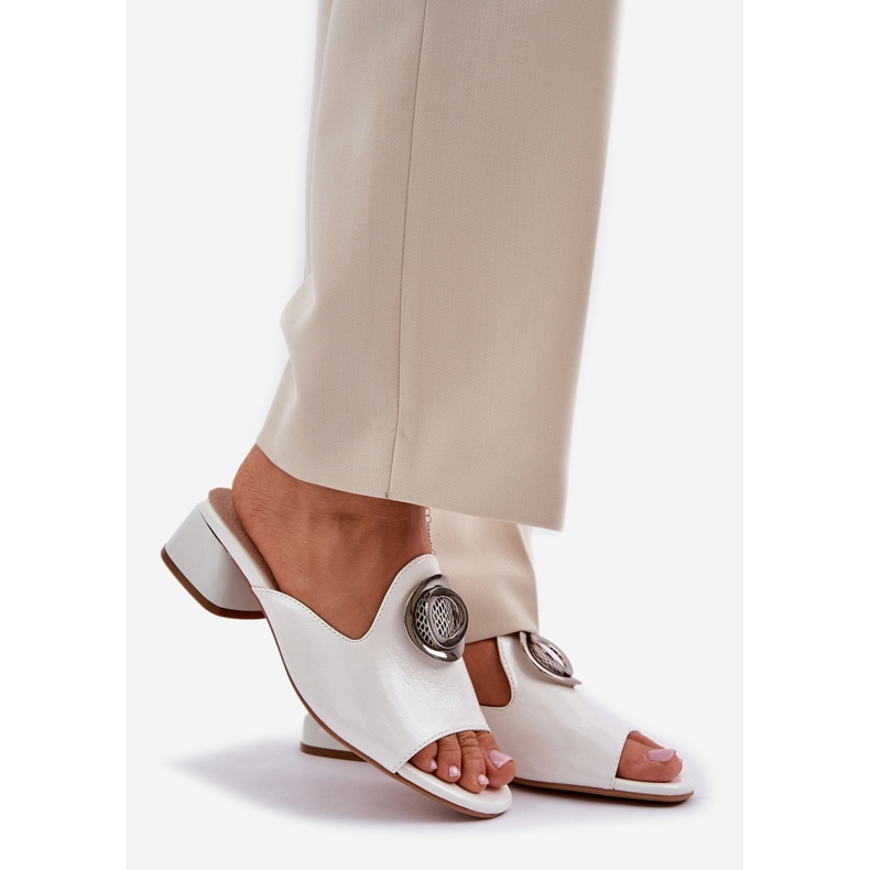 Jezzi Elegant women's low -heels with a white decoration 1