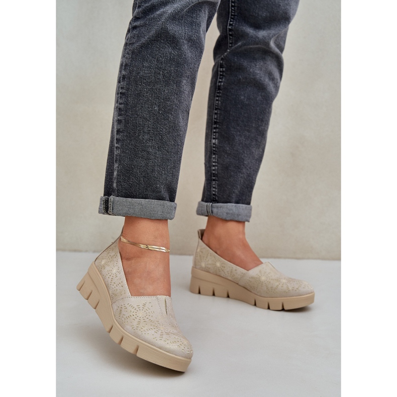 Jezzi Women's shoes with an openwork gold wedge pattern golden 2