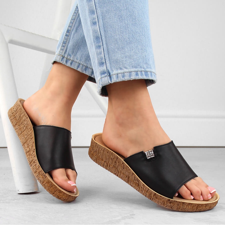 Comfortable women's leather flip-flops, black Helios 130.011 1