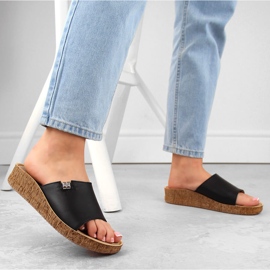 Comfortable women's leather flip-flops, black Helios 130.011 2 Comfortable women's leather flip-flops, black Helios 130.011 2