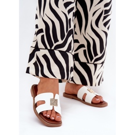 Flat flip flops with cutouts and a white decoration 2