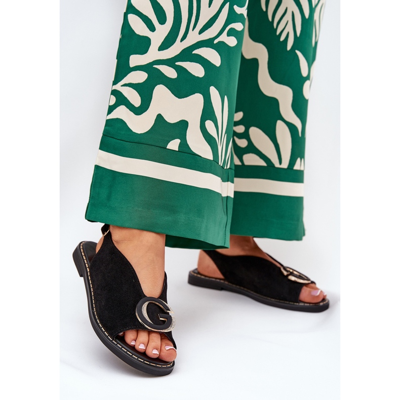 Flat sandals with black decoration 2