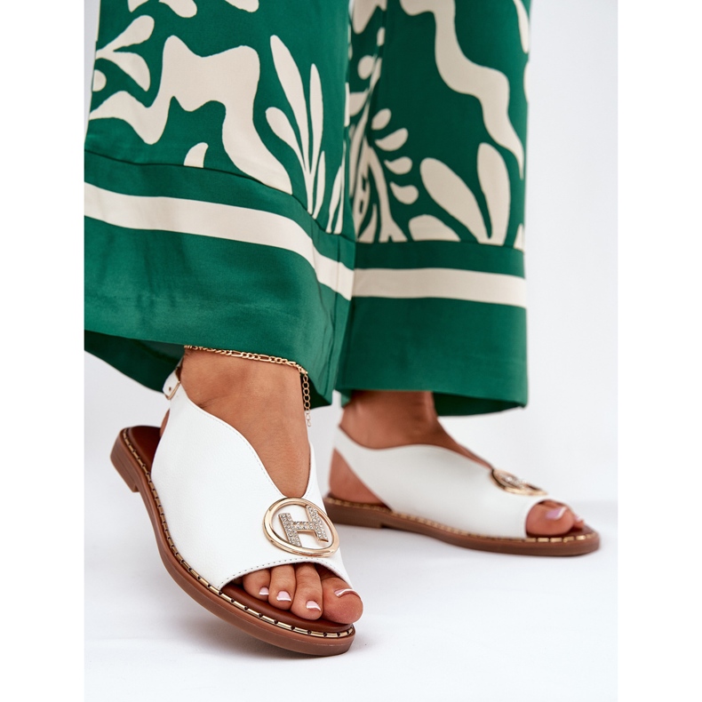 Flat elegant sandals with a white decoration 2