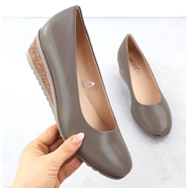 Women's pumps. Shoes on wedges dark beige vinceza 58475 1