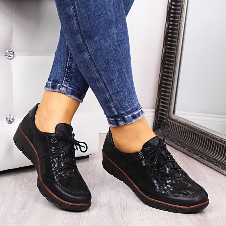 Black glossy leather shoes Helios 334 2