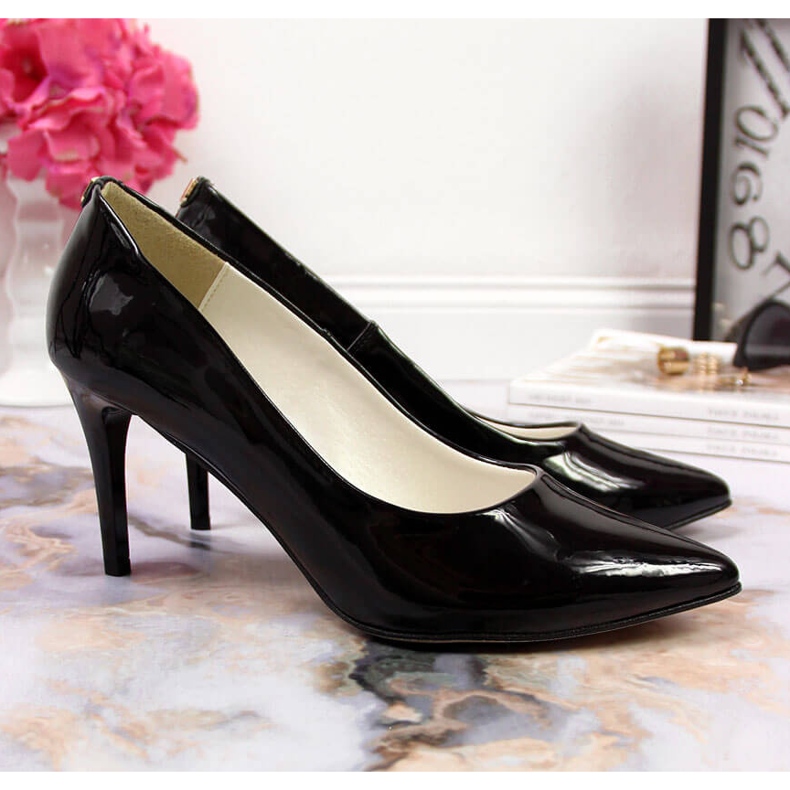 Pumps on a black Juma lacquered heel 1