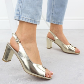 Women's sandals on the post Metallic Golden Jezzi 6985 2