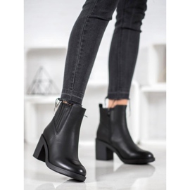 Casual boots on a post black 1