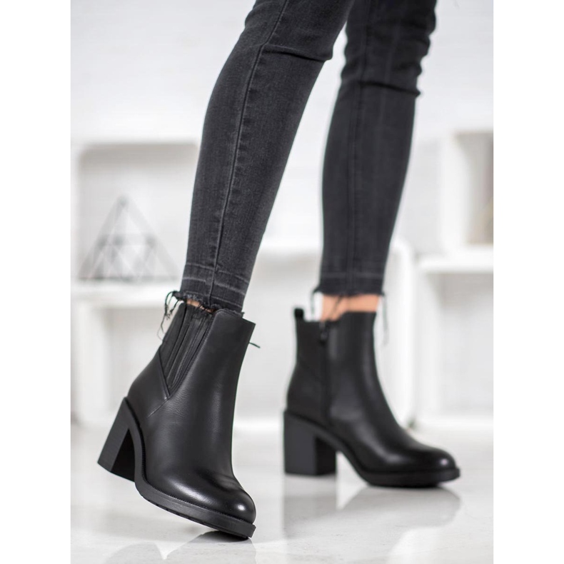 Casual boots on a post black 1
