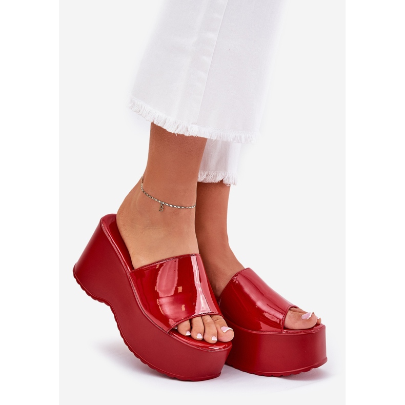 Painted women's slippers on the platform and red wedges 1