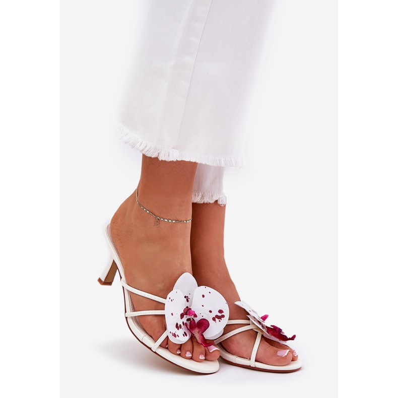 Women's flip flops on a pin with an artificial flower white 1
